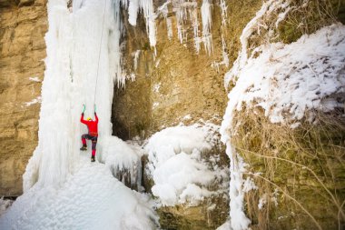 Dağcı buza tırmanıyor.