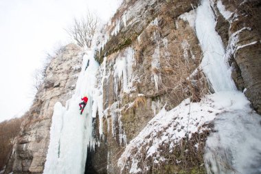 Dağcı buza tırmanıyor.