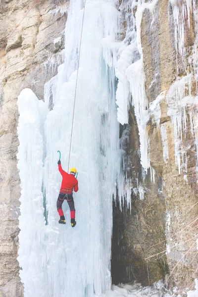 O alpinista sobe no gelo . — Fotografia de Stock