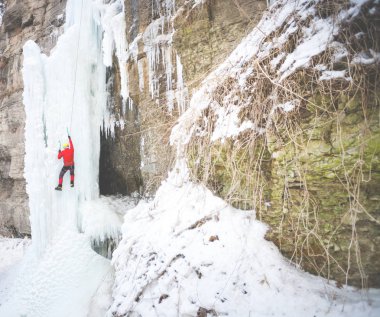 Dağcı buza tırmanıyor.