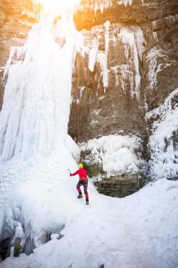 Dağcı buza tırmanıyor.