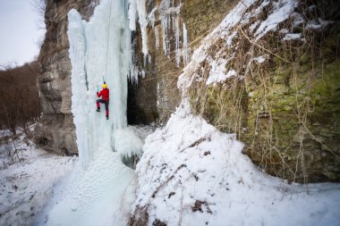 Dağcı buza tırmanıyor.