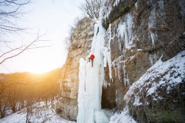 Dağcı buza tırmanıyor.