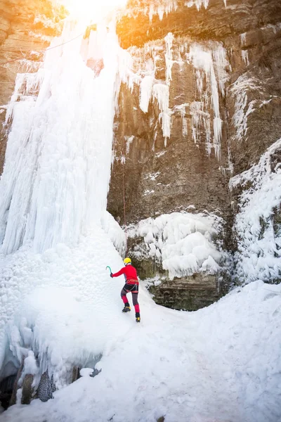 Dağcı buza tırmanıyor.