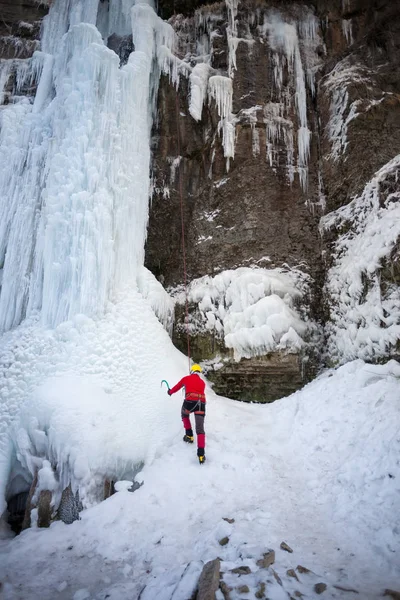 Dağcı buza tırmanıyor.