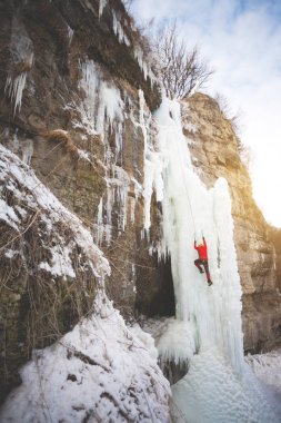 Dağcı buza tırmanıyor.