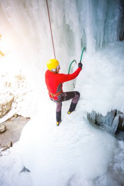 Dağcı buza tırmanıyor.