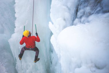 Dağcı buza tırmanıyor.