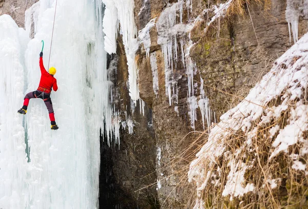 The climber climbs on ice. — Stock Photo, Image