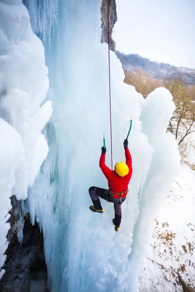 O alpinista sobe no gelo . — Fotografia de Stock