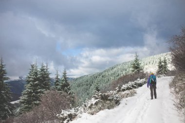 Dağlarda sırt çantalı bir kız..
