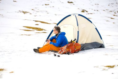 Çadır bir adam oturuyor.