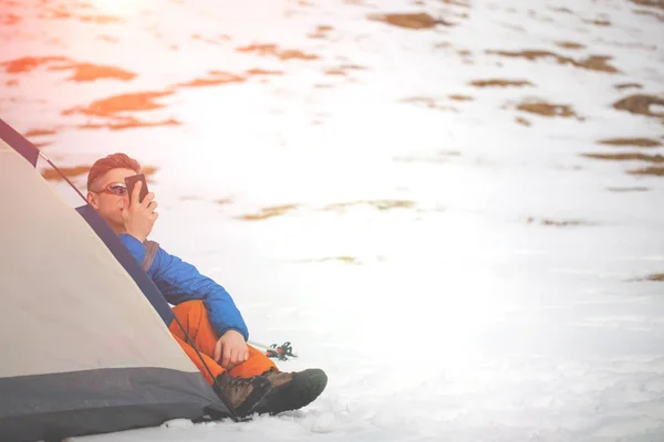 Ein Mann sitzt im Winter in einem Zelt. — Stockfoto
