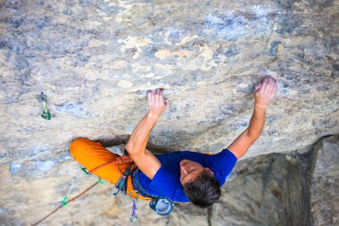 Tırmanışçı kayaya tırmanır.