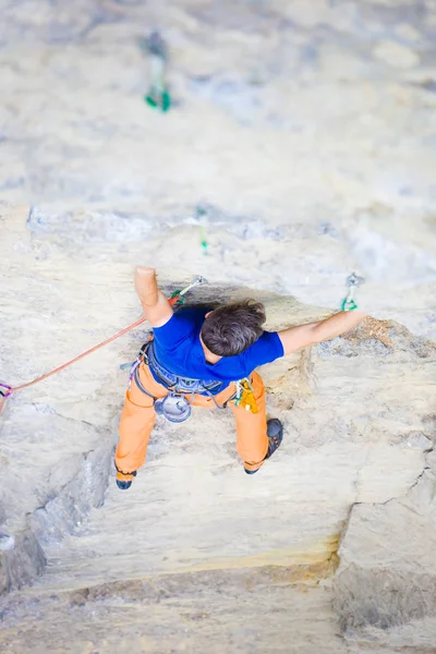 Hegymászó mászik a szikla. — Stock Fotó