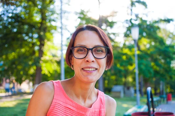 gözlük takan bir kadın portresi.