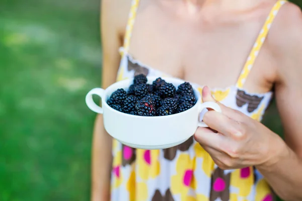 A bowl of blackberries. — Stock Photo, Image