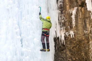 Dağcı buza tırmanıyor.
