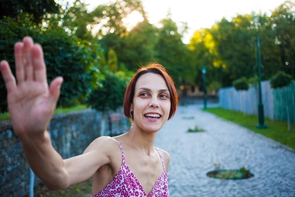 Frau gibt fünf. — Stockfoto