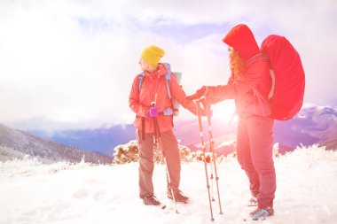 Kışın dağlarda iki kız.