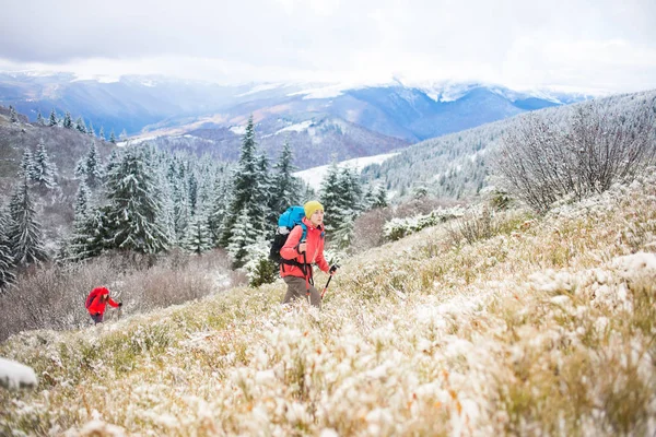 Os alpinistas estão na neve . — Fotografia de Stock