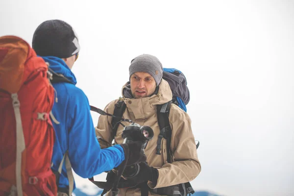 Zwei Fotografen im Gespräch während der Arbeit. — Stockfoto