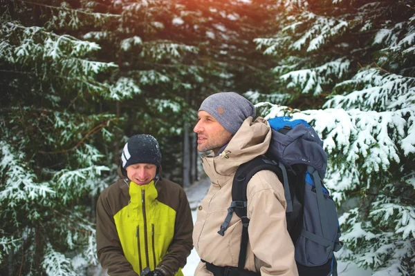 겨울에서 숲에서 배낭과 친구. — 스톡 사진