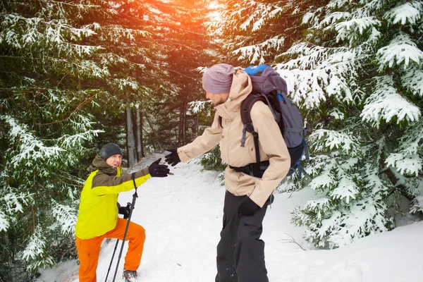 Man helping friend to climb. — Stock Photo, Image