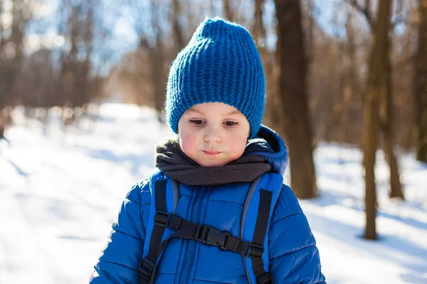 Portrait d'un garçon en hiver . — Photo