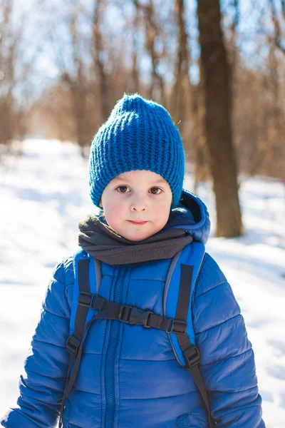 Портрет хлопчика взимку . — стокове фото
