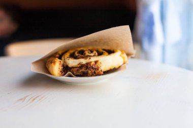 bir tabakta çikolatalı rulo.