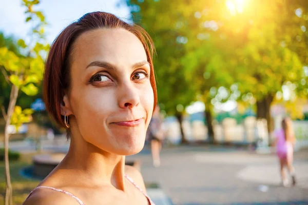 Retrato de una chica que hace muecas . — Foto de Stock