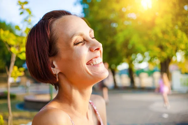 Retrato de una mujer riendo. —  Fotos de Stock