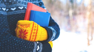 Örme kazak arka plan üzerine kitaplar.