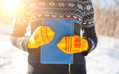 Örme kazak arka plan üzerine kitaplar.