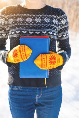 Örme kazak arka plan üzerine kitaplar.