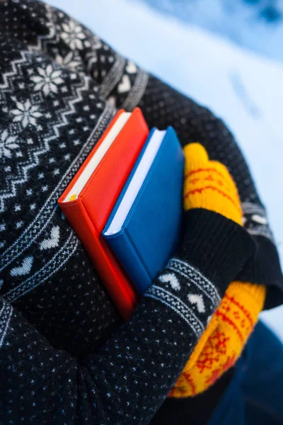 Livres sur le fond des pulls tricotés . — Photo
