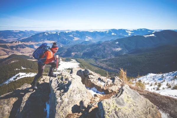 Bergsteiger an der Spitze. — Stockfoto