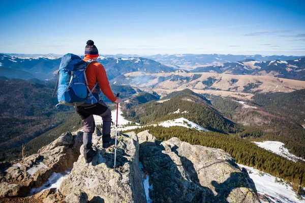 Bergsteiger an der Spitze. — Stockfoto