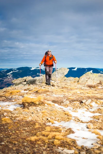 Der Mann erklomm den Gipfel des Berges. — Stockfoto