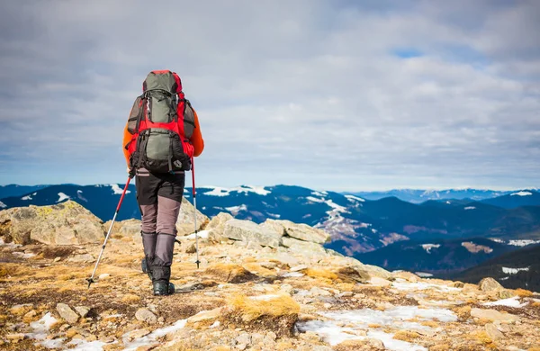 El hombre subió a la cima de la montaña . — Foto de Stock