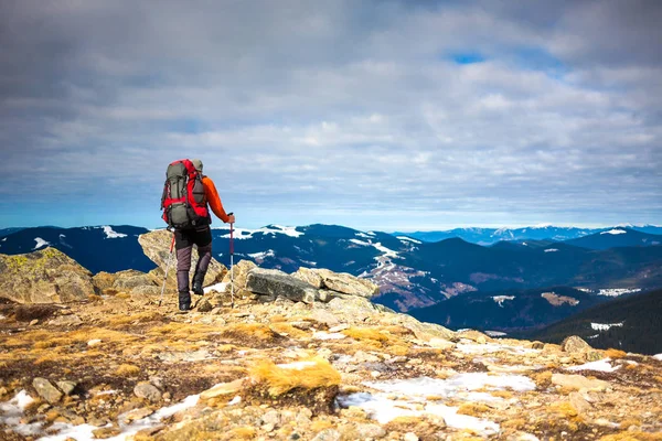 El hombre subió a la cima de la montaña . — Foto de Stock