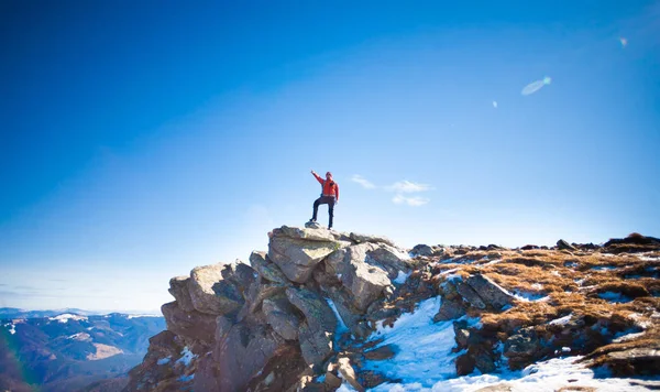 De man klom naar de top van de berg. — Stockfoto