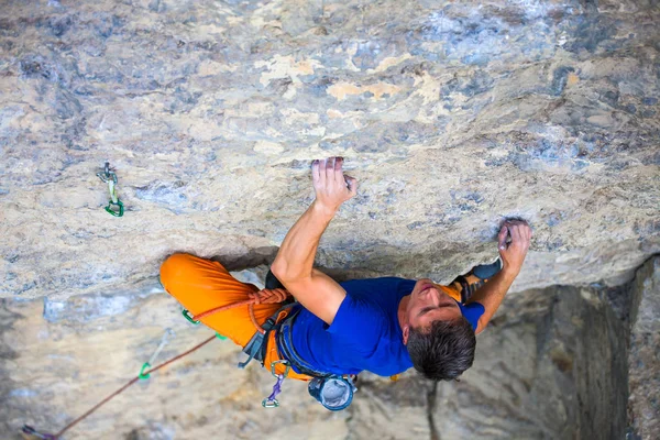 Escalador sube a la roca. — Foto de Stock