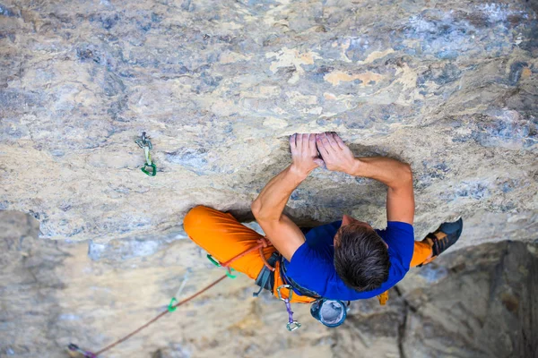 Escalador sube a la roca. — Foto de Stock