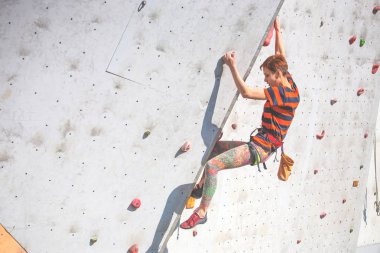 Kız tırmanma duvara tırmanıyor.