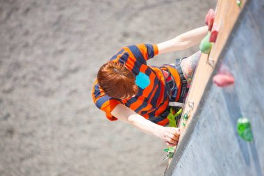 Kız tırmanma duvara tırmanıyor.