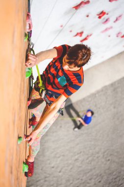 Kız tırmanma duvara tırmanıyor.