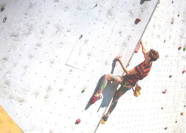 A menina sobe na parede de escalada . — Fotografia de Stock