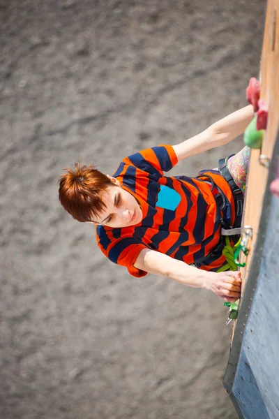 La chica sube a la pared de escalada . —  Fotos de Stock